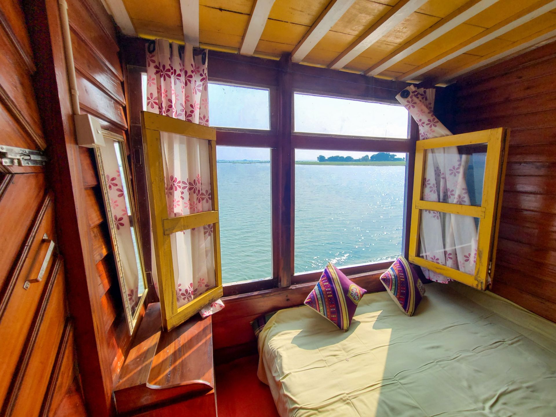 hamsafar houseboat