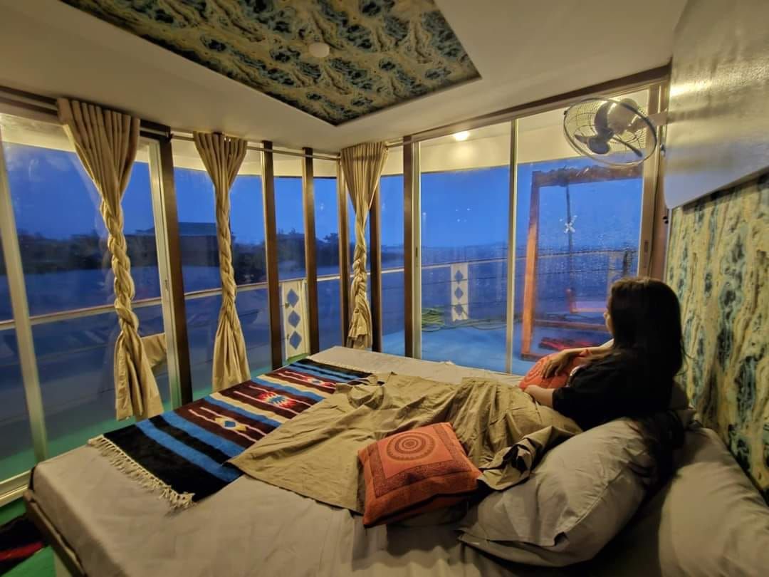 falcon houseboat