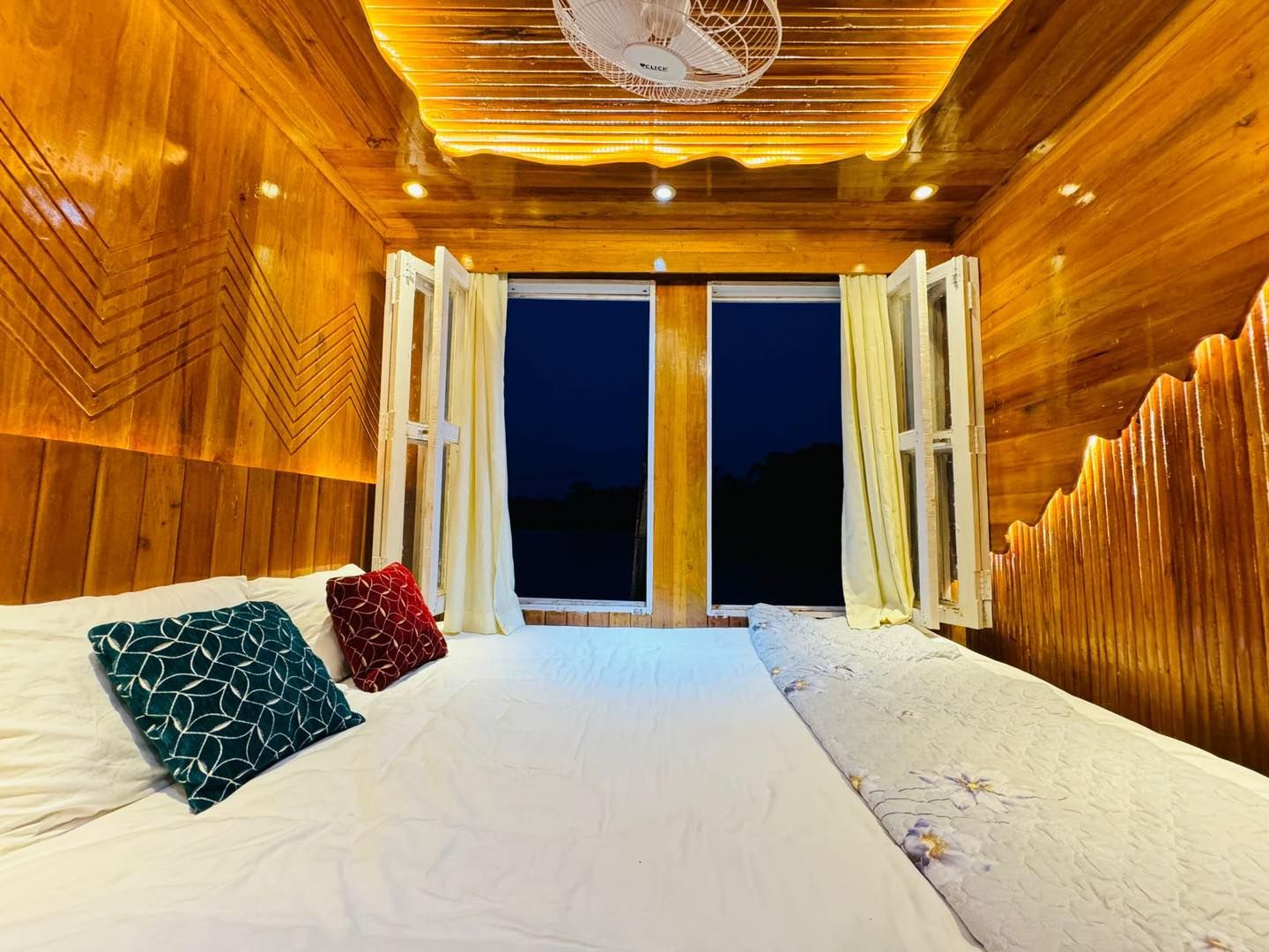 boitha houseboat
