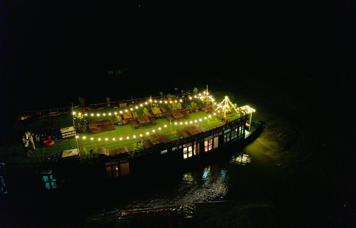 hijol houseboat