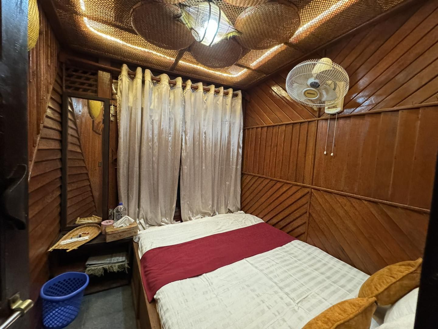 hijol houseboat