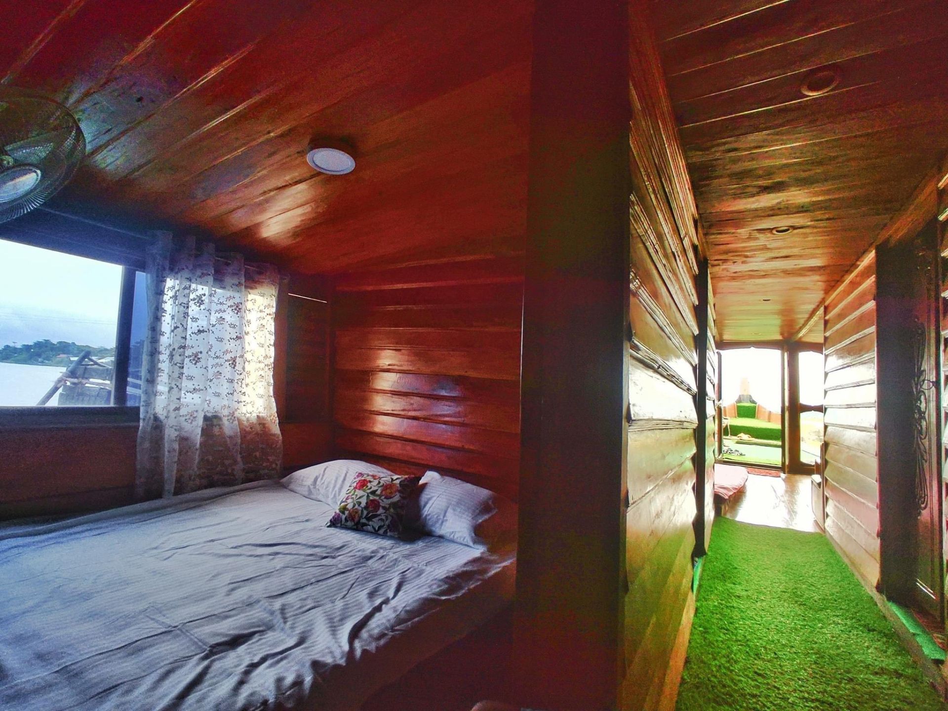 silver wave houseboat