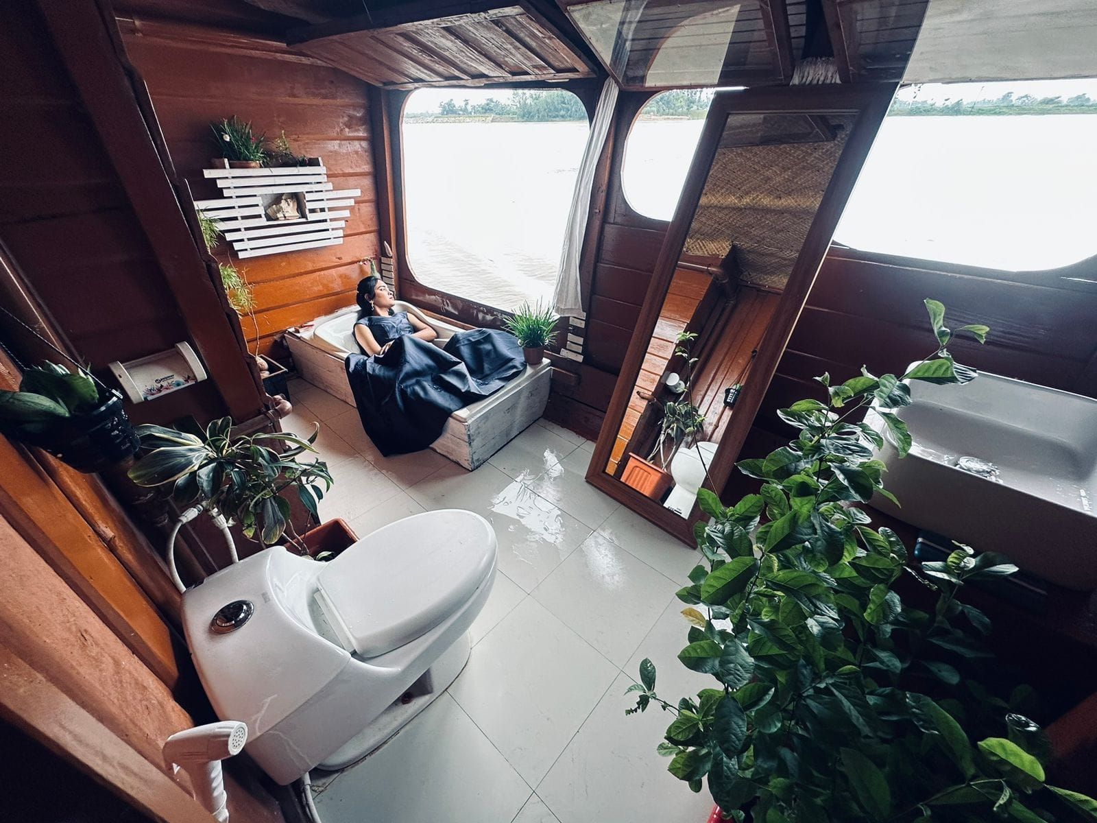 monoshamongol houseboat