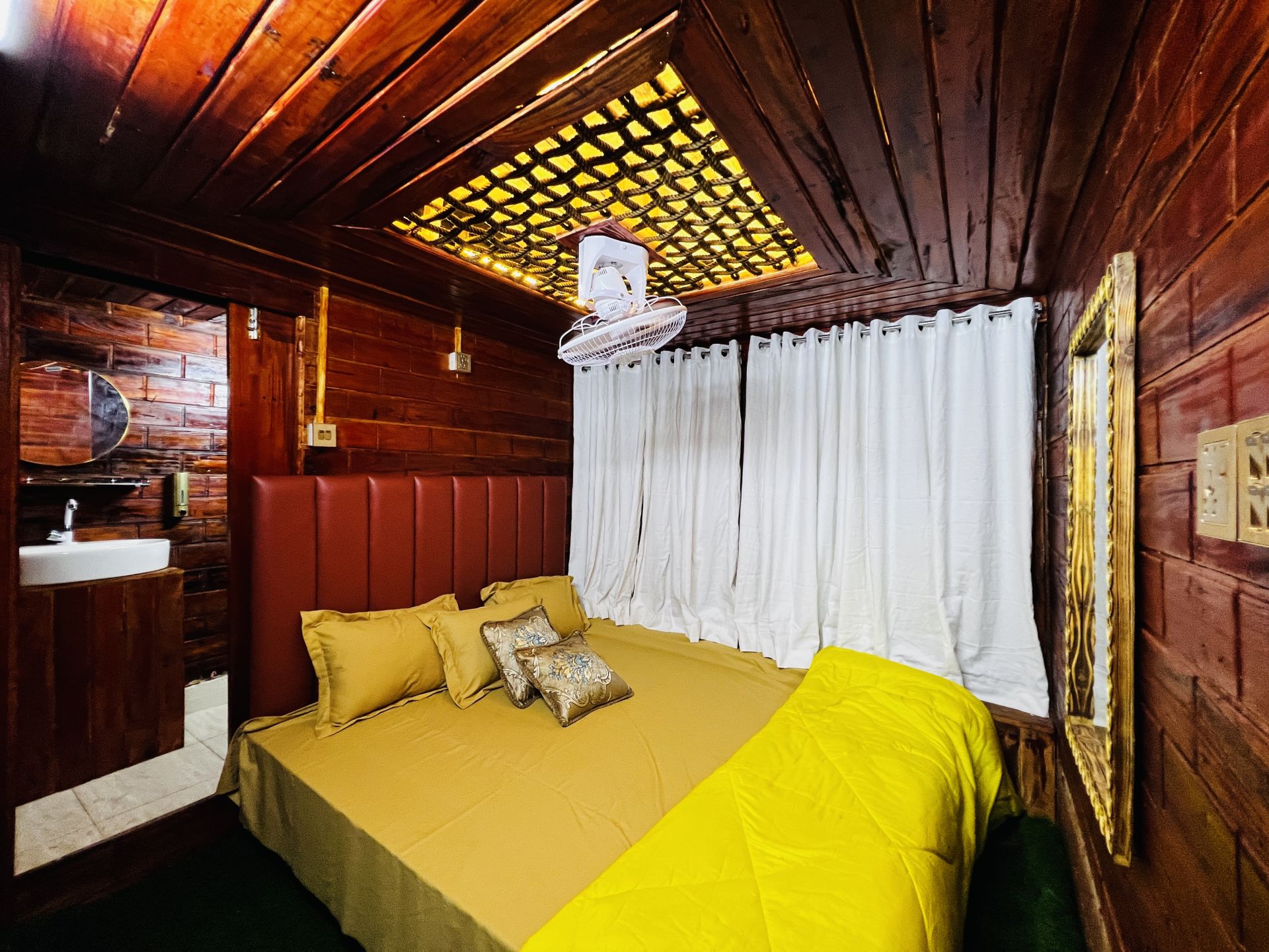 moon of tangua houseboat