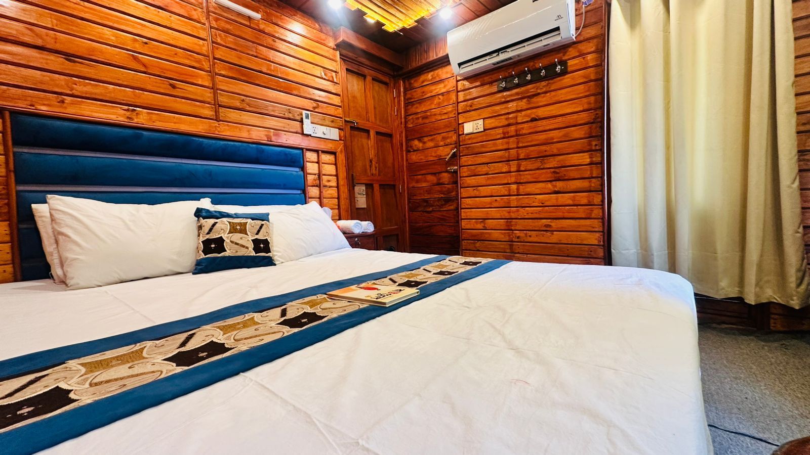 Fantasy ac houseboat