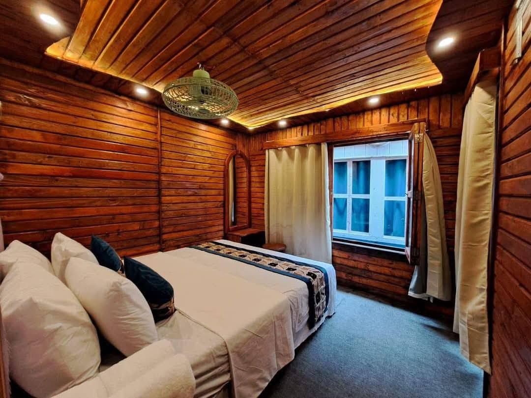 Fantasy ac houseboat
