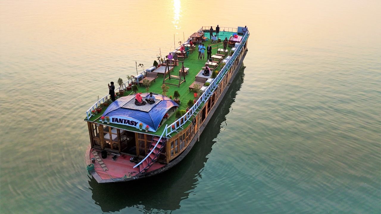 Fantasy ac houseboat