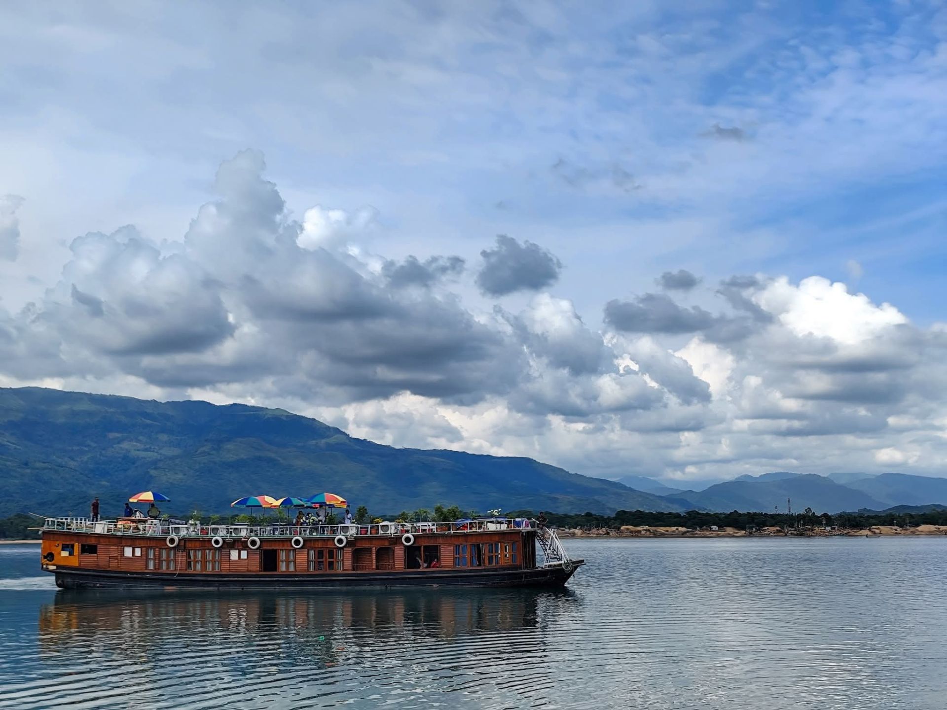 Fantasy ac houseboat