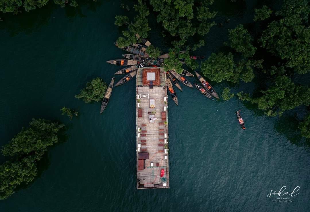 Fantasy ac houseboat