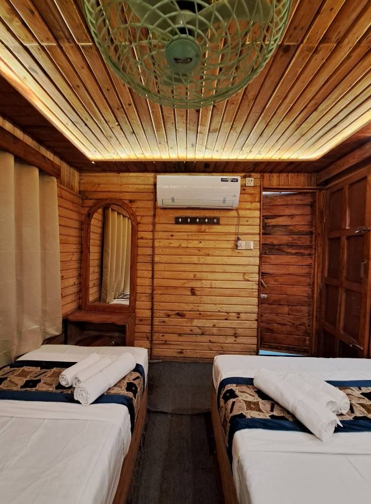 Fantasy ac houseboat