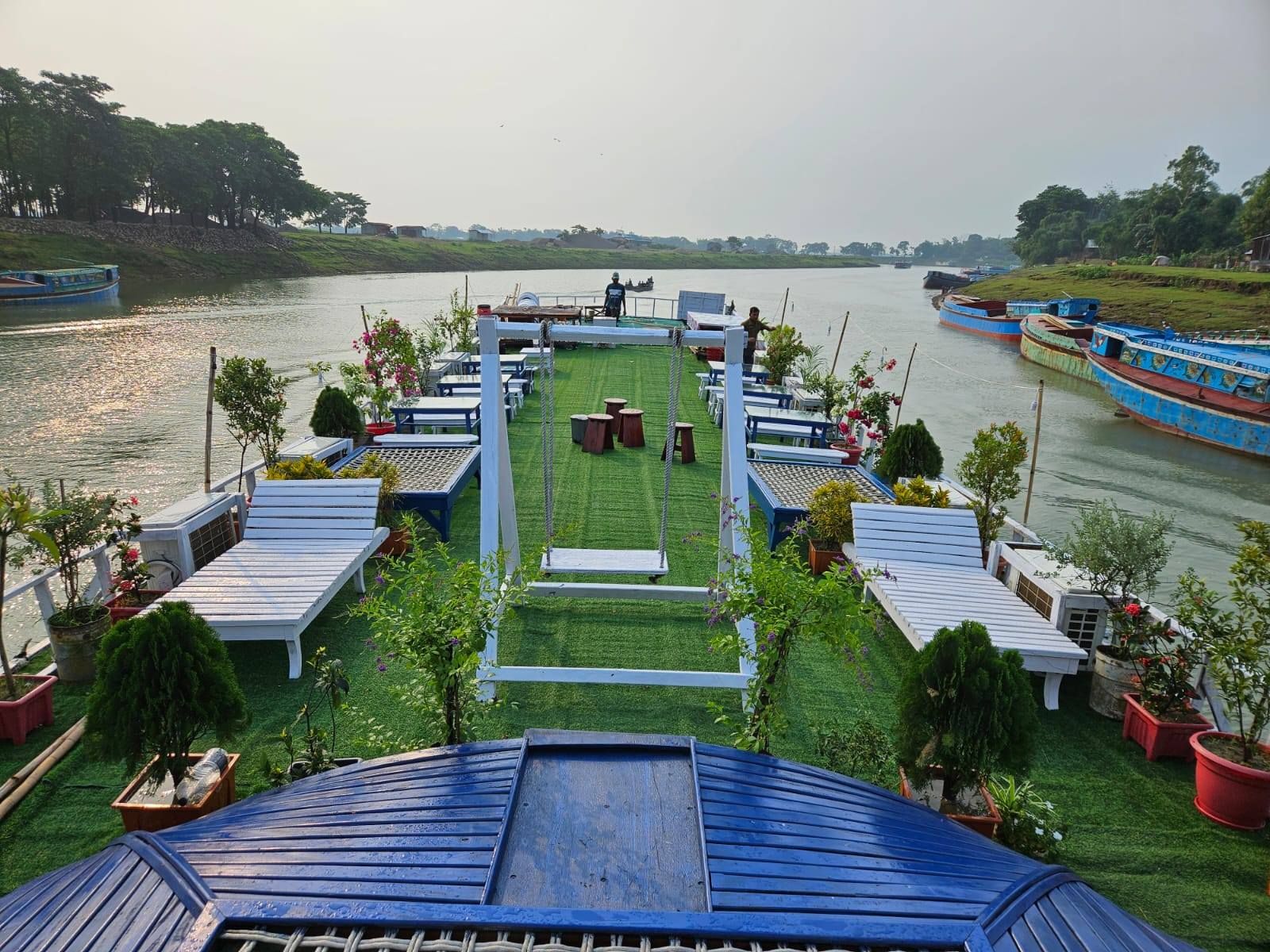 Fantasy ac houseboat