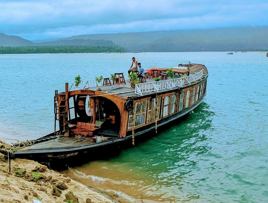 borsha houseboat