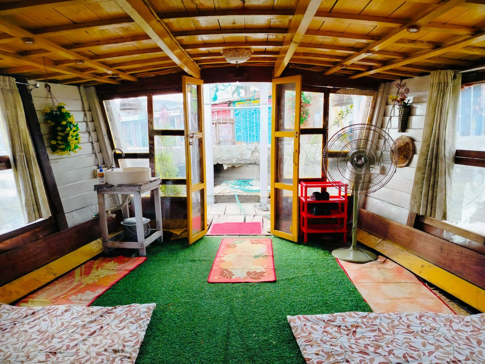 aronnok houseboat