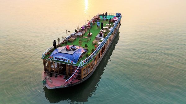 Fantasy ac houseboat