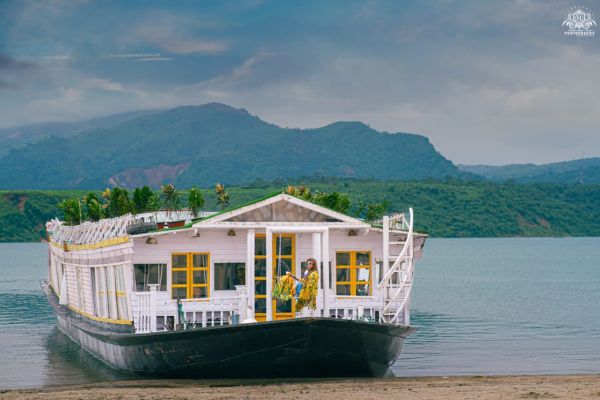 shikara houseboat